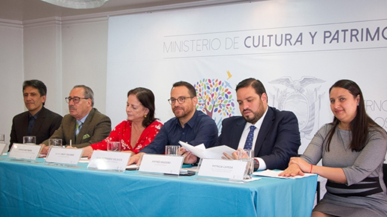 Monserrate Creamer, ministra de Educación; Andrés Madero, ministro de Trabajo y Juan Fernando Velasco, ministro de Cultura y Patrimonio, durante el lanzamiento de la convocatoria a gestores culturales.
