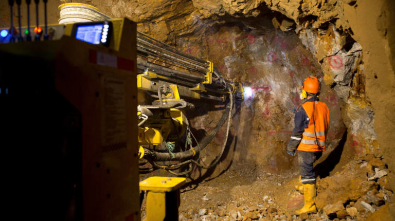 Fotografía del 25 de abril de 2018 de trabajadores al interior de una mina en Río Blanco, provincia del Azuay.