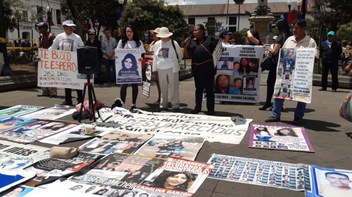 Miembros de la Asociación de Familiares y Amigos de Personas Desaparecidas   acudieron a la Plaza Grande en solidaridad con la familia de Anahí 