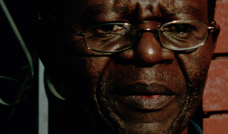 El poeta Mapkaulu Roger Nduku, el motor lírico del video 'Despedida' (2013).