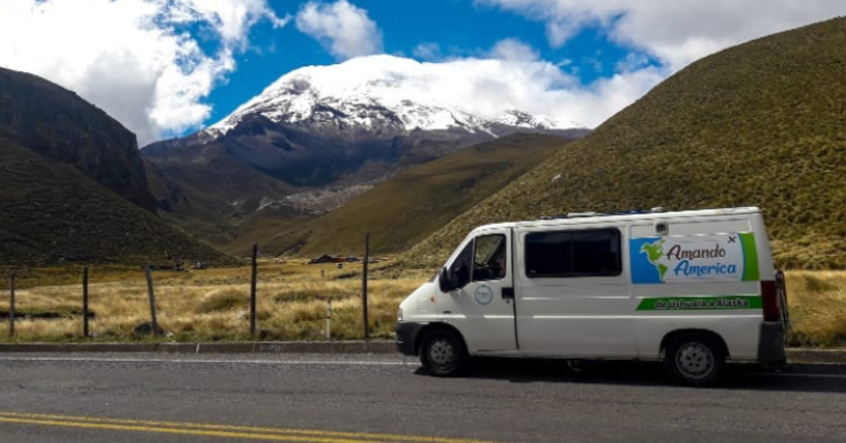La kombi de Amando América pasando cerca del volcán Chimborazo. 