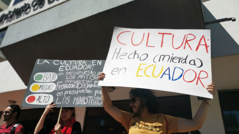 Artistas y gestores protestan, en agosto de 2019, en las afueras del Ministerio de Cultura, bajo el lema "La Cultura en Emergencia".