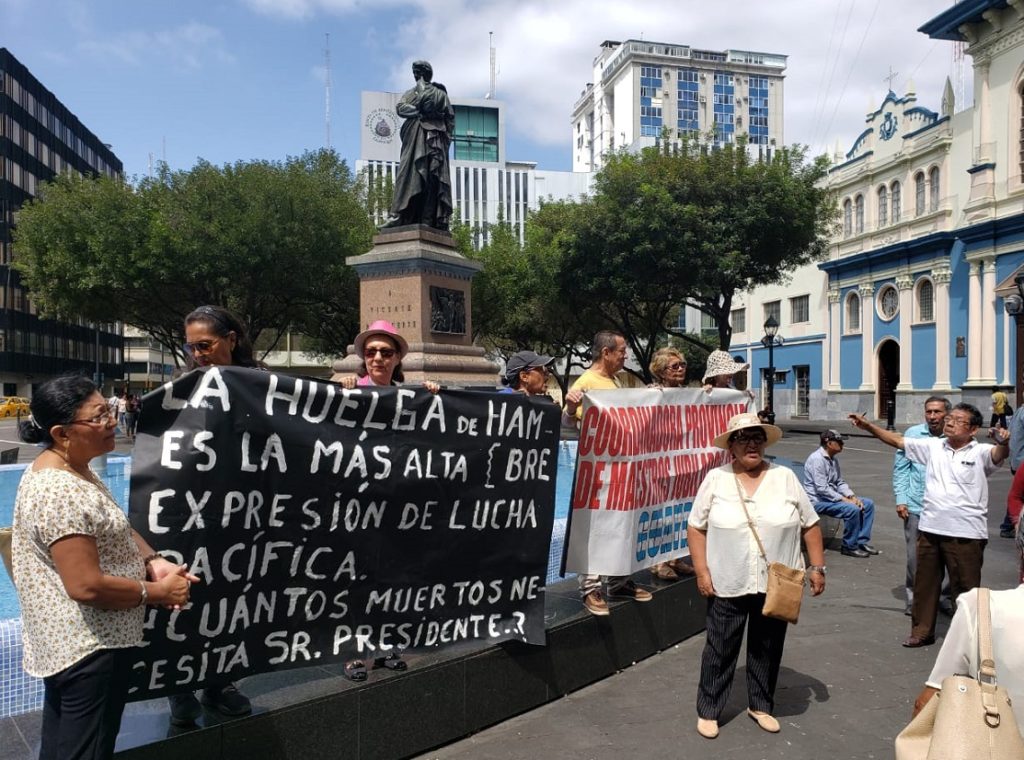 Maestros jubilados realizan plantón en Guayaquil por tercer día consecutivo