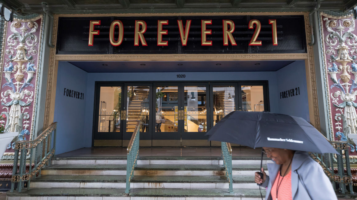 Varios ciudadanos caminan frente a una tienda de Forever 21 cerrada en Washington DC (Estados Unidos), el 30 de septiembre de 2019.