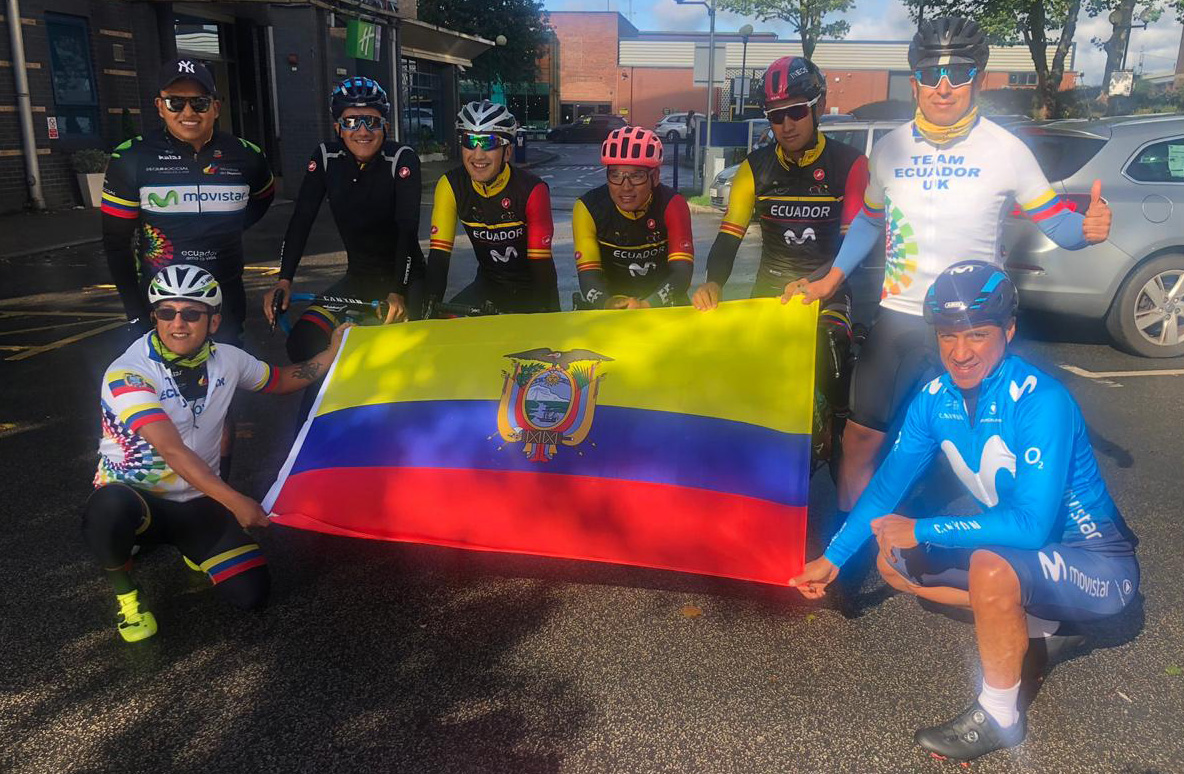 El equipo ecuatoriano reunido en Leeds, después de el entrenamiento de este sábado. 