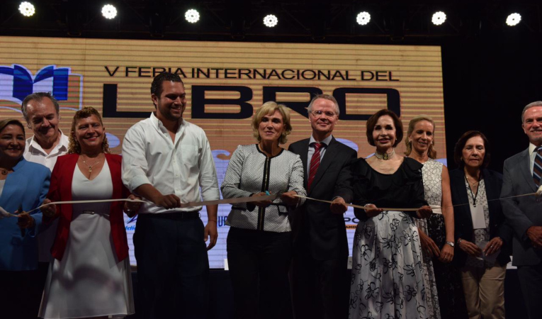 Instante en que la alcaldesa Cynthia Viteri inaugura la Feria Internacional del Libro de Guayaquil, junto a invitados especiales.