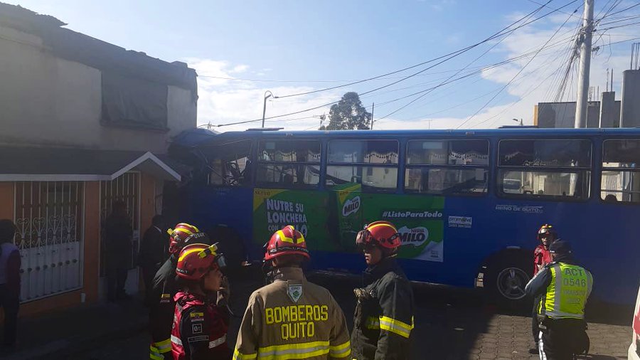 Un bus impacta contra una vivienda en Quito y ocasiona un fallecido