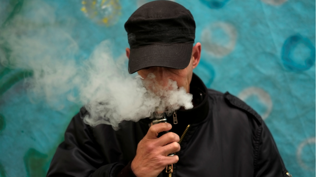 En Ecuador, los cigarrillos electrónicos también enfrentan a médicos y fumadores