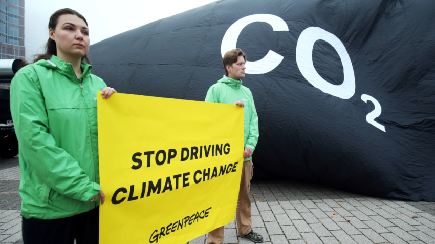 Activistas de Greenpeace protestan contra el cambio climático y piden acciones a los gobiernos en el marco de la cumbre de la ONU.