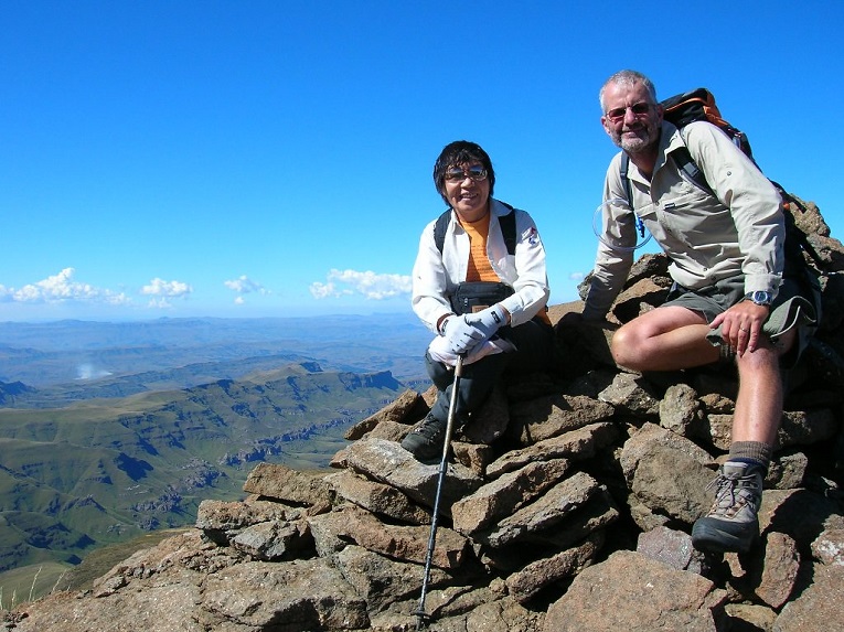 Imagen de Junko Tabei junto a un guía en una excursión al Pico Hodgsons, en Sudáfrica. 