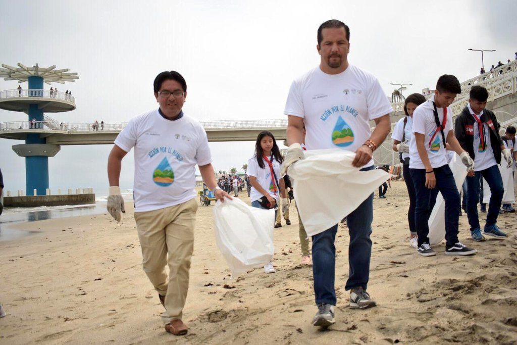 Voluntarios recogen 122.000 kilogramos de basura en playas y ríos de Ecuador