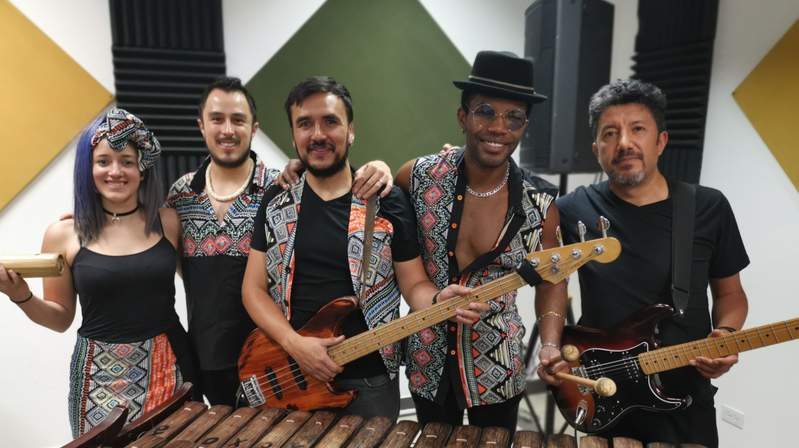 Parte de La Tunda, en su sala de ensayos. Emmie Stadler, Juan Fernando Cifuentes, Guillo Estrella, Kevin Santos y Johnny Ayala.