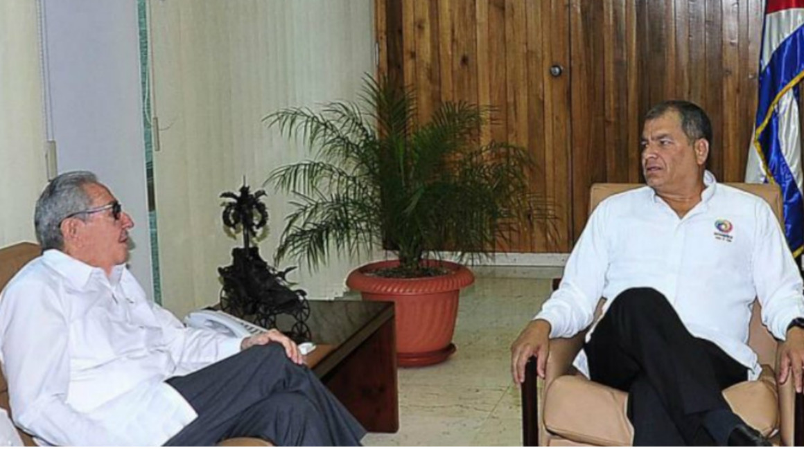 Fotografía de la reunión entre Raúl Castro y Correa, en La Habana.