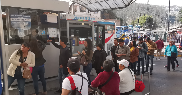 Personas pagan el pasaje de la Ecovía, en la estación del Playón de Quito, el 9 de septiembre de 2019.