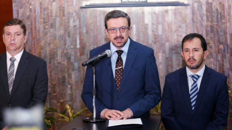 El procurador Íñigo Salvador (c), junto al representante de Odebrecht, Felix Martins (d), tras una reunión en julio de 2019.