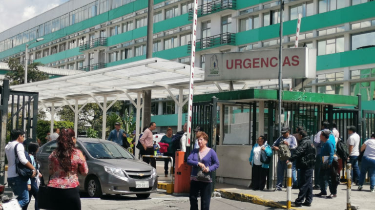 Ingreso a Urgencias del Hospital Carlos Andrade Marín, en el centro norte de Quito