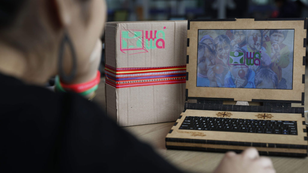 Wawalaptop: el computador de madera que busca llegar a los niños y ser más durable