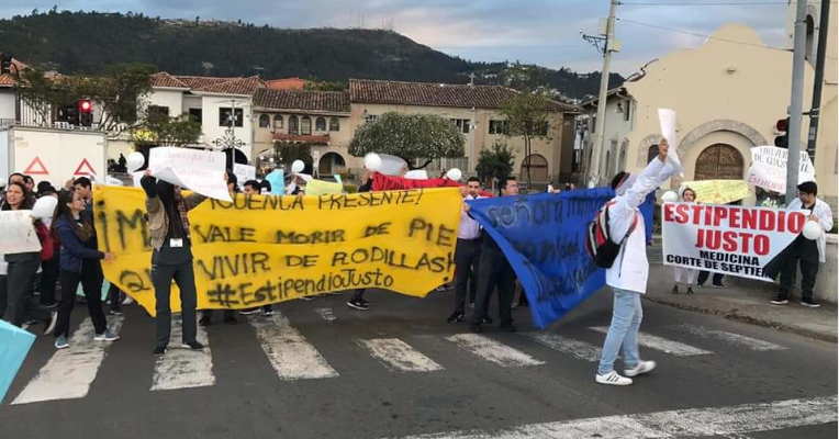 Protesta pacífica de estudiantes de Medicina en Cuenca. 