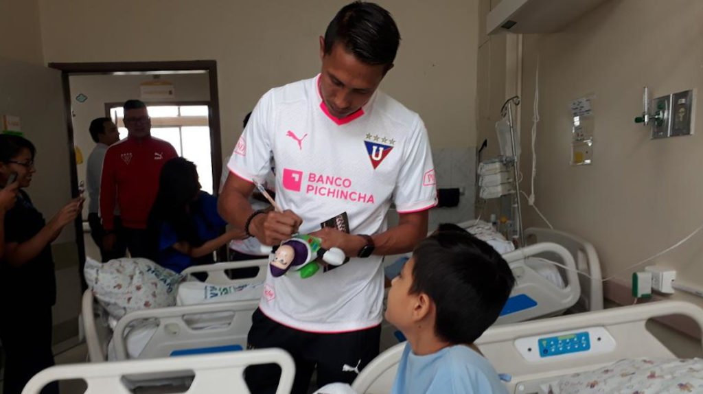 Jugadores de Liga de Quito visitaron a pacientes oncológicos
