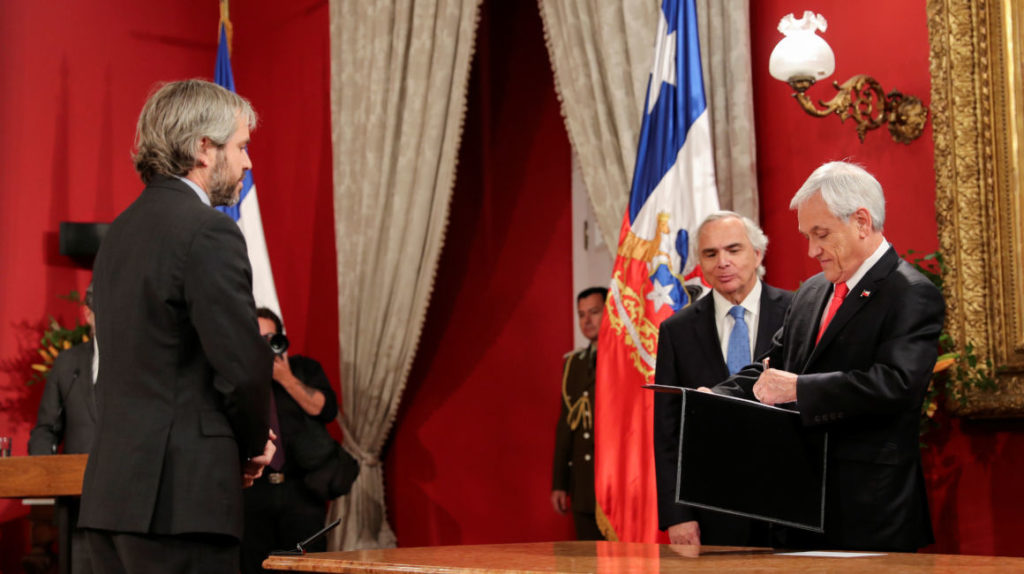 Piñera cambia a ocho ministros en busca de una salida a la crisis política y social de Chile
