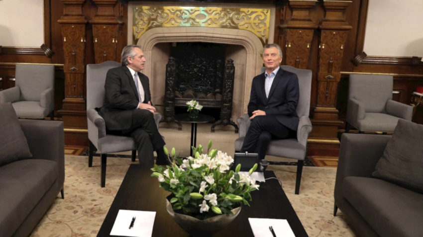 El mandatario electo de Argentina, Alberto Fernández (i), mientras habla con el actual presidente, Mauricio Macri (d), en la Casa Rosada de Buenos Aires.