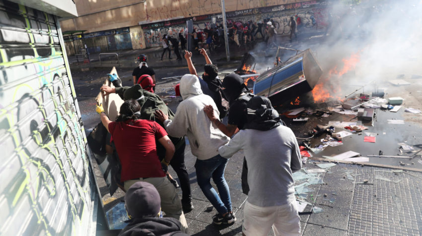 Manifestantes en contra del modelo económico de Chile, durante de la jornada de protesta del jueves 24 de octubre.
