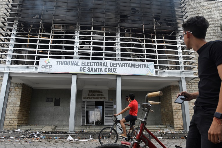 La justicia boliviana detuvo a seis personas por el incendio en el Tribunal Electoral. 