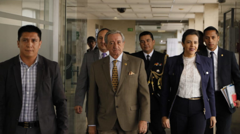 Los ministros de Defensa, Oswaldo Jarrín, y de Gobienro, María Paula Romo, en la Asamblea.