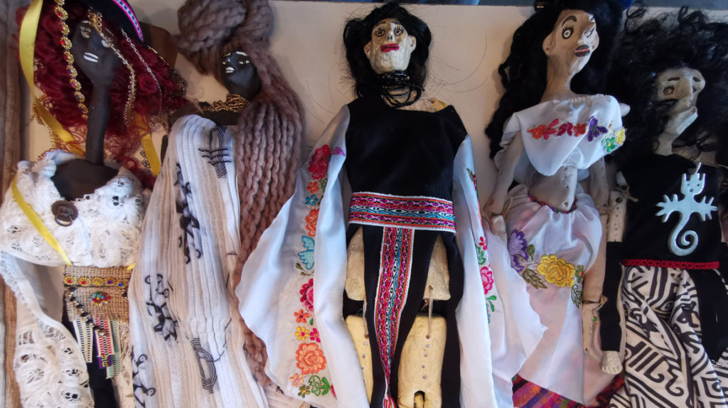 ‘Muñecas del tiempo’: lo indígena a través de su vestimenta