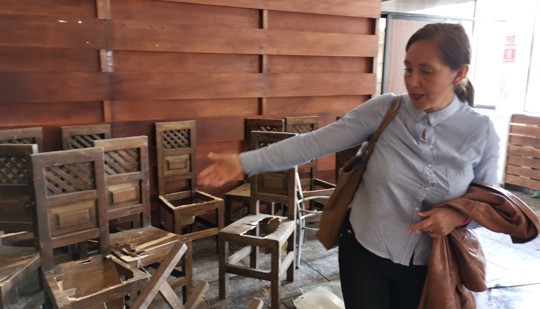 Saskya Villalva muestra los daños en su restaurante. 