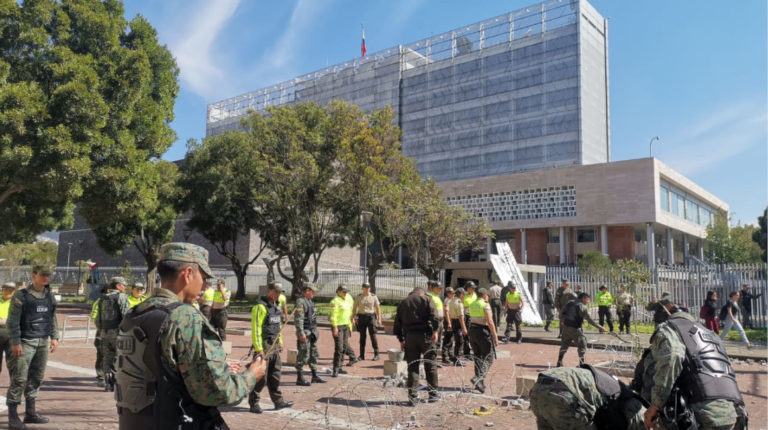 Militares y policías retiran las vallas de seguridad de la Asamblea Nacional, tras finalizar el paro indígena, el 14 de octubre de 2019.