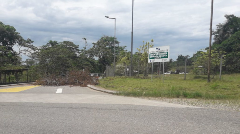 La entrada de la estación Secoya, en la parroquia Pacayacu (Sucumbíos), continúa bloqueada.