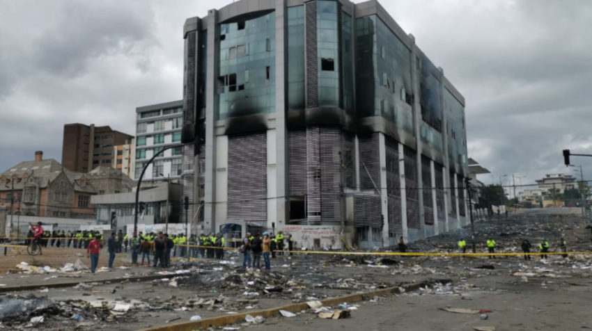 Vista general del edificio de la Contraloría en cuyas inmediaciones hubo más violencia en la jornada del sábado 12 de octubre de 2019.