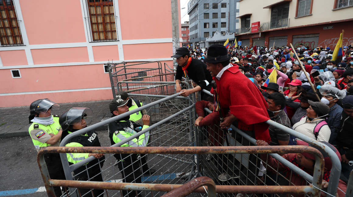 Policías y manifestantes indígenas discuten en una barrera puesta por las autoridades, durante una protesta cerca de la Asamblea Nacional.