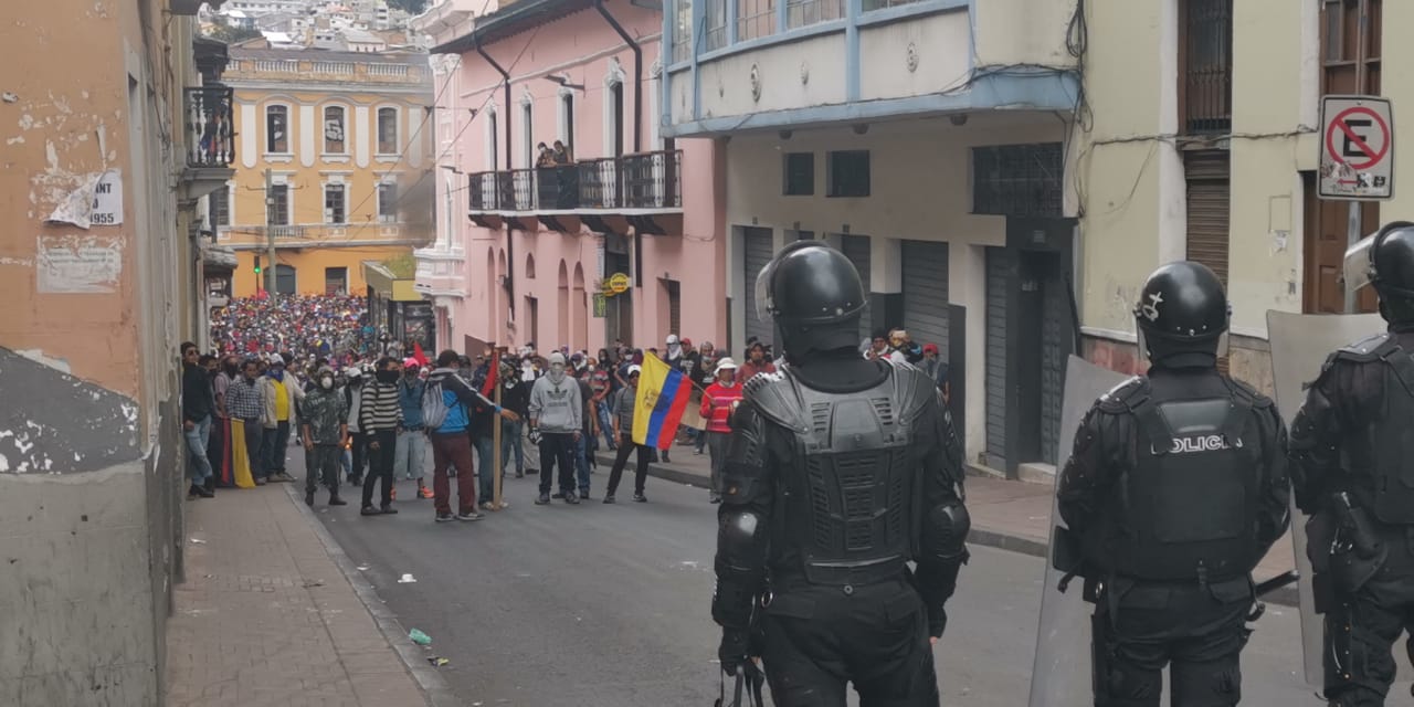 La policía y los manifestantes se encuentran en el Centro Histórico en estos días de manifestaciones, el 9 de octubre de 2019.