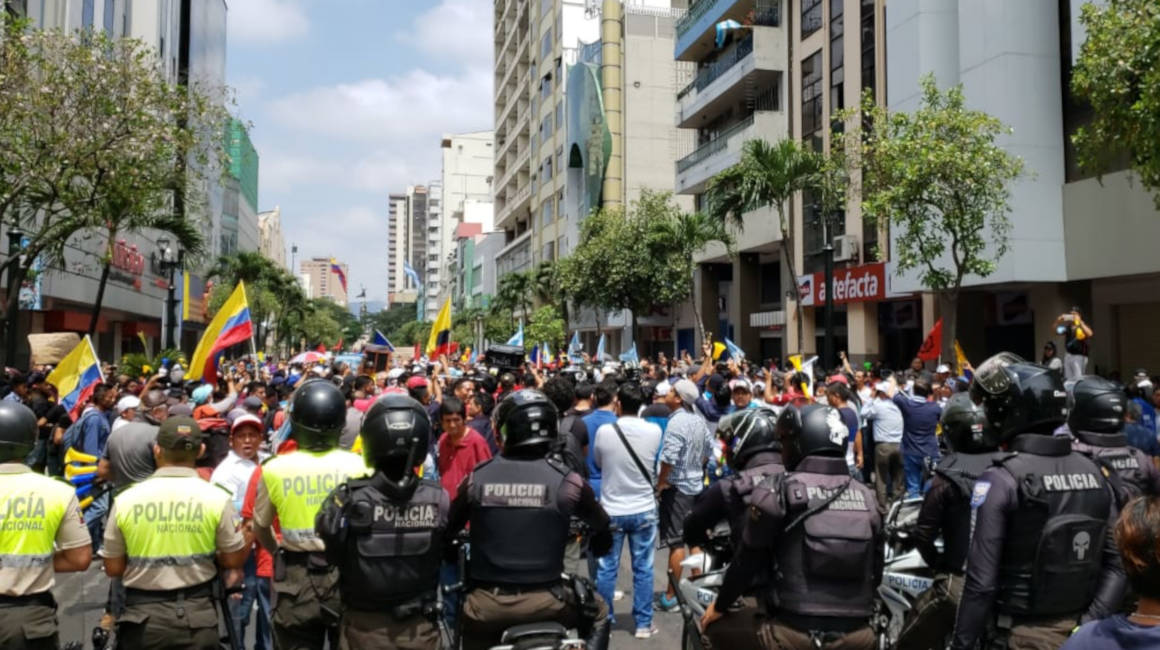 Sindicatos iniciaron una marcha en la avenida 9 de Octubre en Guayaquil.