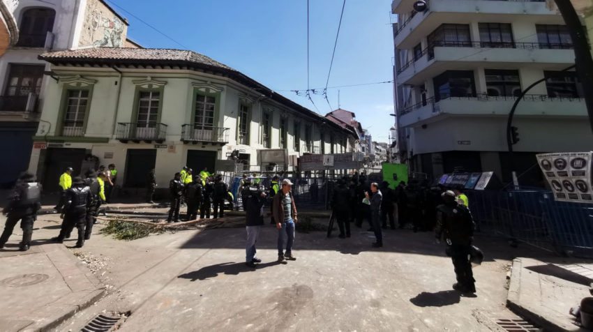 Policías junto a una barricada en el Centro Histórico de Quito.