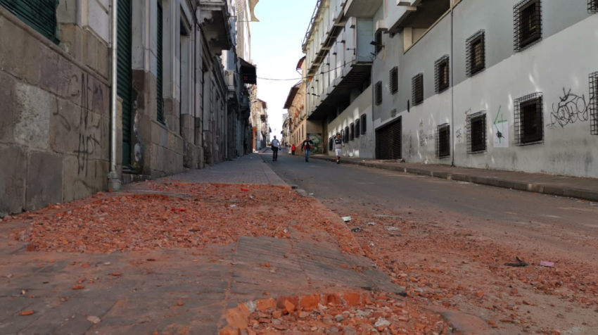 Policías y vecinos del Centro Histórico estuvieron limpiando los escombros las calles tras las protestas.