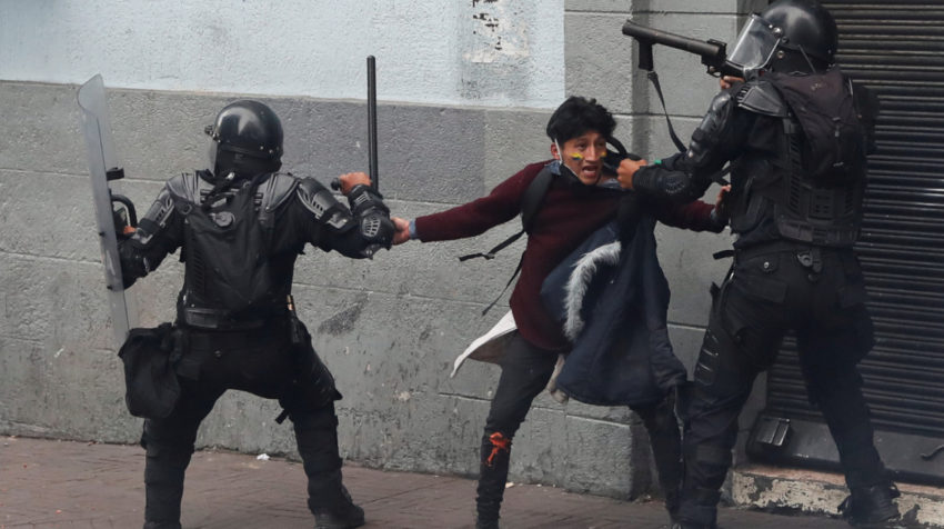 Dos personas fueron detenidas por las protestas en el Centro Histórico de Quito, el 8 de octubre de 2019.