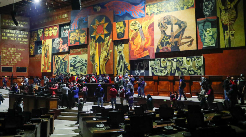 Manifestantes gritan consignas en el interior del pleno de la Asamblea Nacional.