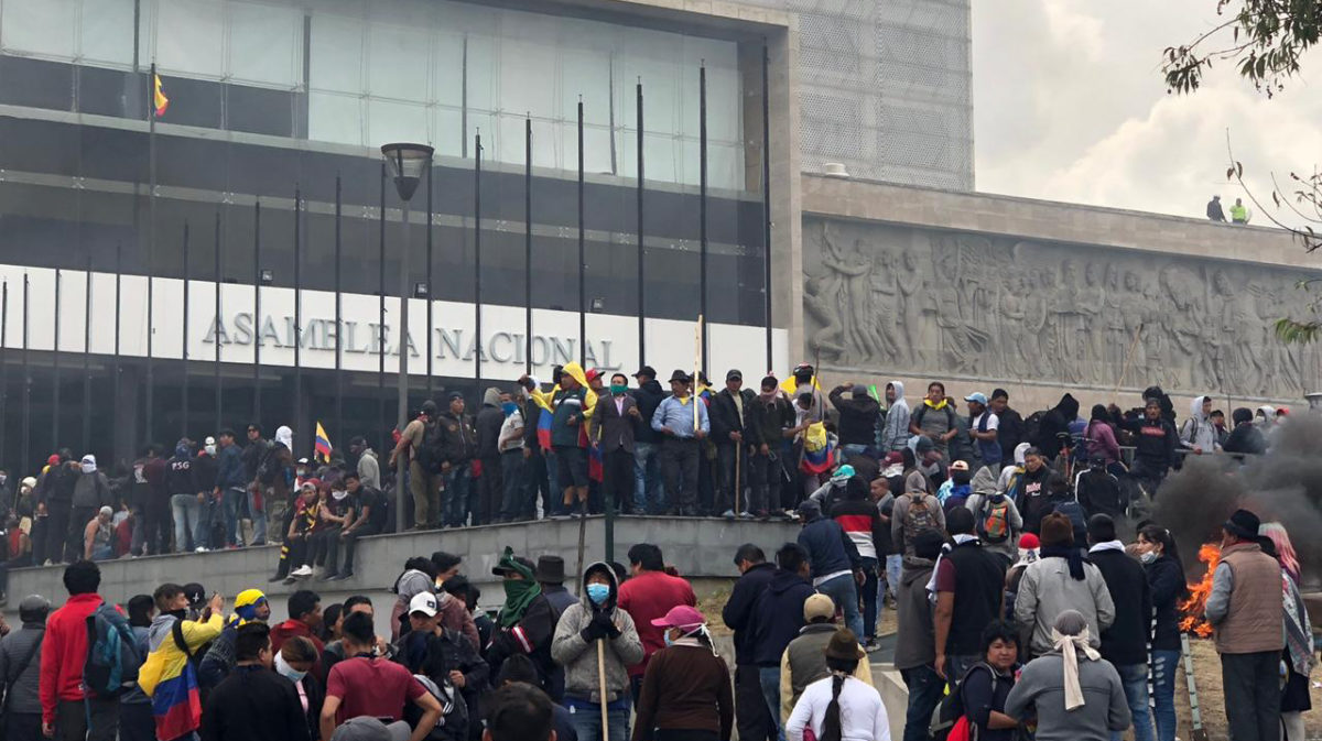 Manifestantes rompieron el cerco policial e ingresaron a la plaza principal de la Asamblea Nacional.