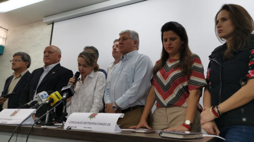 Algunos de los concejales del Distrito Metropolitano de Quito, durante una rueda de prensa.