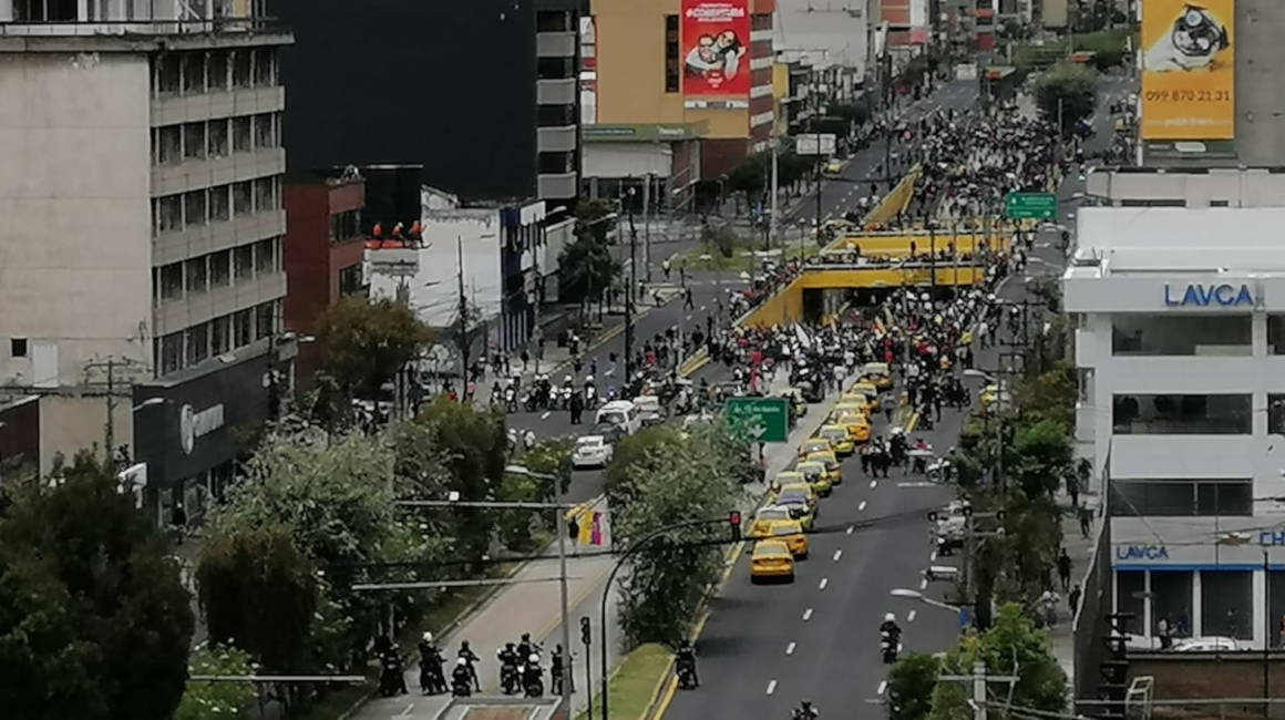Marcha de manifestantes en la intersección de las avenidas 10 de Agosto y Naciones Unidas.