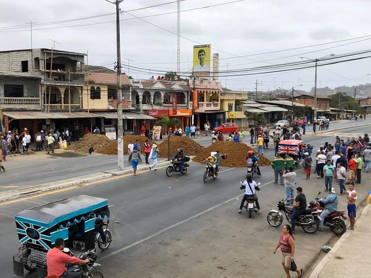 Campesinos han bloqueado la vía Petrillo que une a varios cantones en Guayas. 