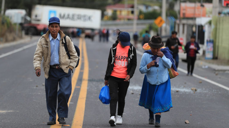 Indígenas cierran la carretera durante protestas este viernes, en el sector de Cangagua, en Pichincha.