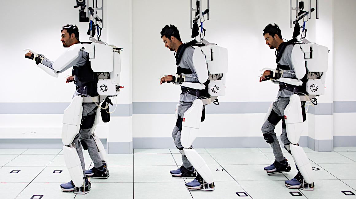 Thibault, hombre de 30 años con parálisis corporal, camina controlando un exoesqueleto gracias a dos implantes colocados en la superficie de su cerebro.