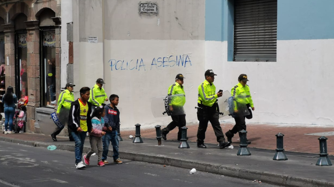 Policías patrullan las calles del Centro Histórico el 4 de octubre del 2019.