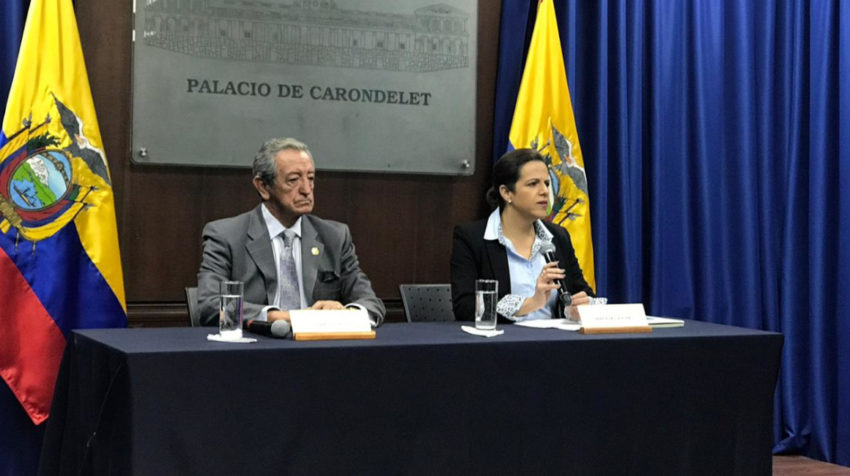 Los ministros de Defensa, Oswaldo Jarrín, y Gobierno, María Paula Romo, durante la rueda de prensa.