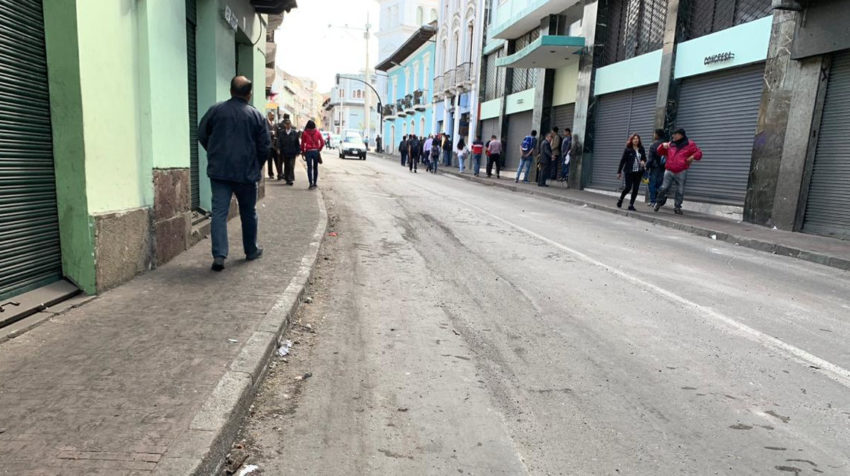 Ciudadanos limpian las calles y retiran escombros de las calles Del Centro Histórico de Quito.