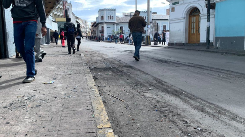 Ciudadanos limpian las calles y retiran escombros de las calles Del Centro Histórico de Quito.
